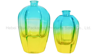 Escaparate elegante de botellas de perfume2